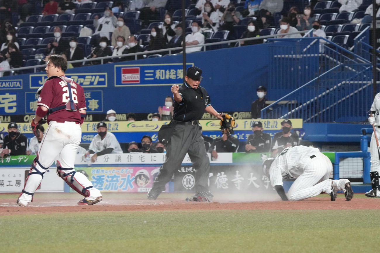 ロッテ対楽天　延長11回裏ロッテ1死一、三塁、三塁走者の和田（右）は佐藤都の遊ゴロで本塁を狙うもタッチアウト（撮影・小沢裕）
