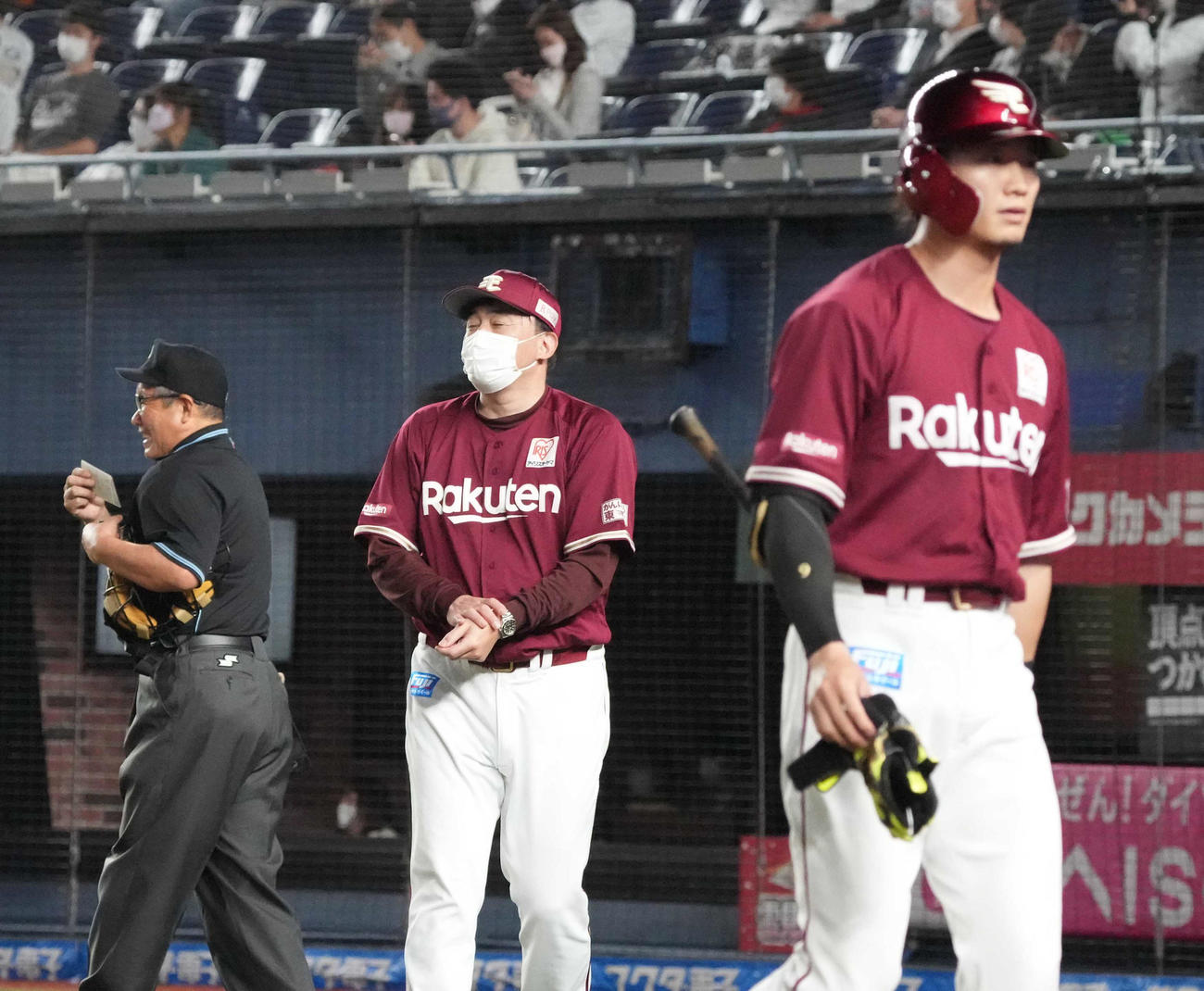 ロッテ対楽天　延長12回表の攻撃が無得点に終わり選手交代を告げる楽天石井監督（中央）。右は西川（撮影・小沢裕）