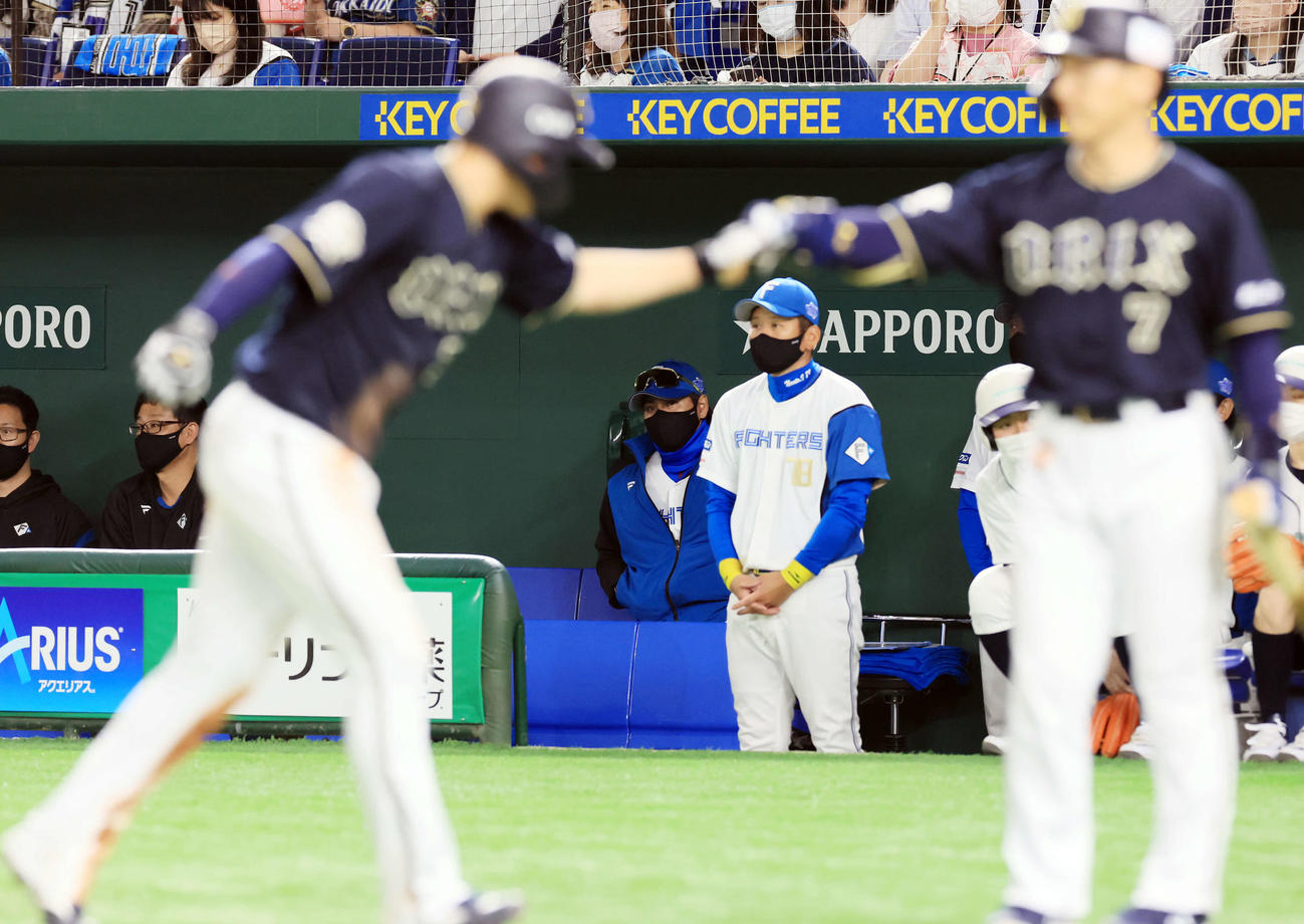 日本ハム対オリックス　9回表オリックス1死二、三塁、紅林の勝ち越し適時打で来田（手前左）が勝ち越しの生還をし、悔しそうに見つめる新庄監督（中央奥）（撮影・浅見桂子）