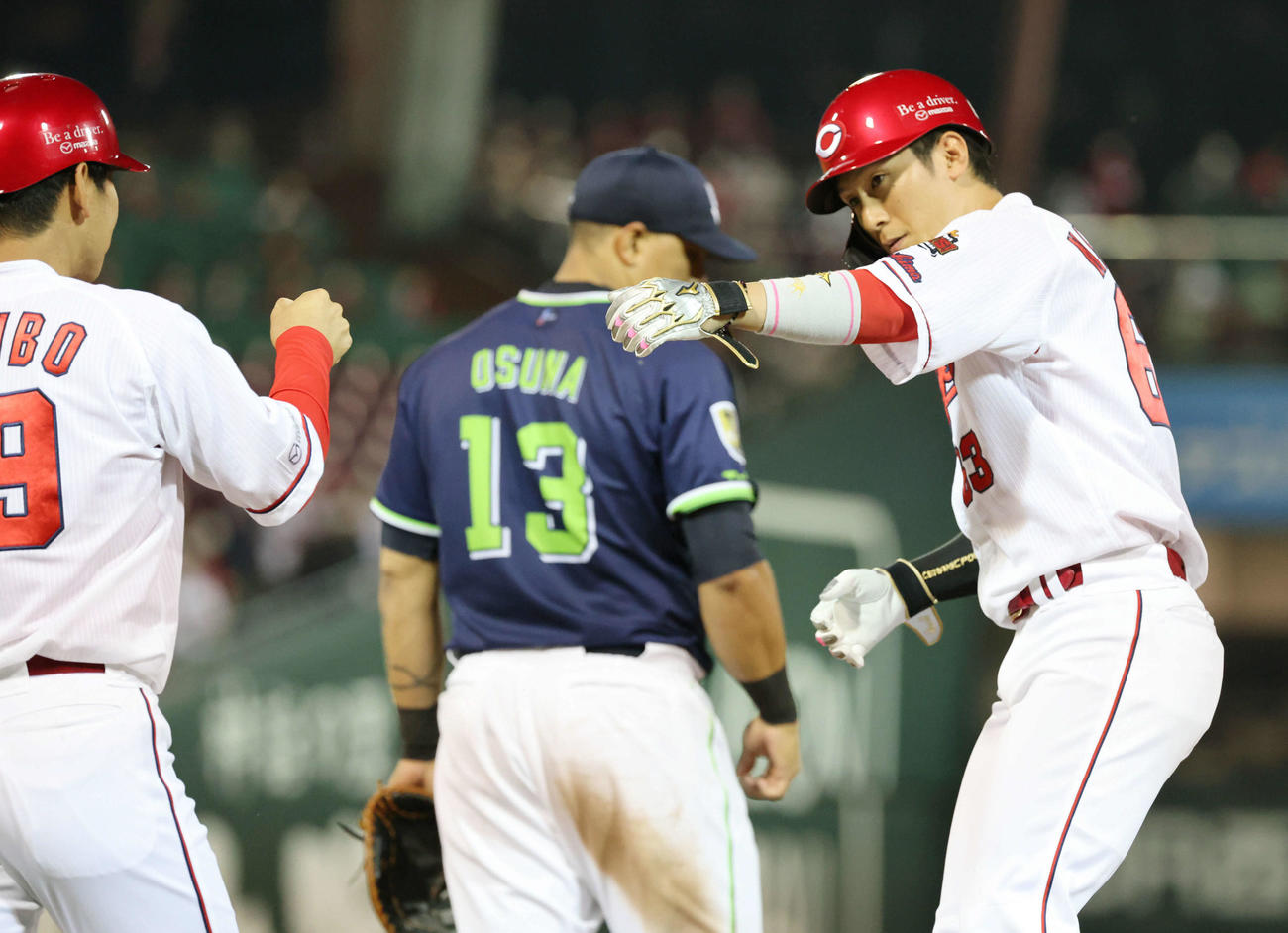 広島対ヤクルト　3回裏、西川は左前打を放ち小窪コーチと目を合わす（撮影・加藤孝規）