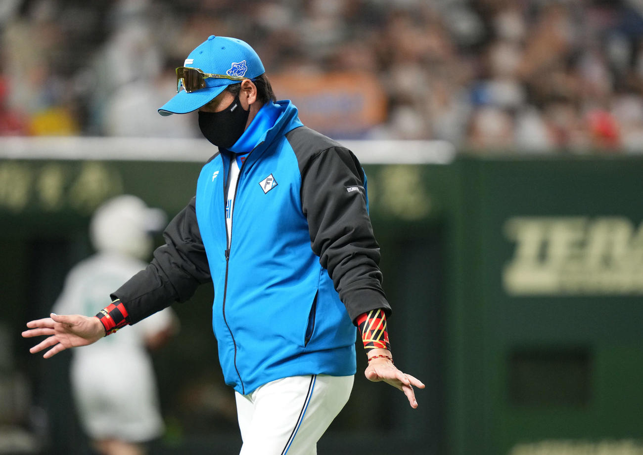 日本ハム対オリックス　9回表途中、投手交代を告げベンチへ引き揚げる日本ハム新庄監督（撮影・横山健太）