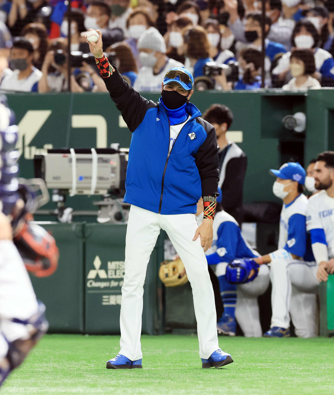 日本ハム対オリックス　3回裏日本ハム無死、梅林が左前打を放ち、そのボールを受け取り掲げる新庄監督（撮影・浅見桂子）
