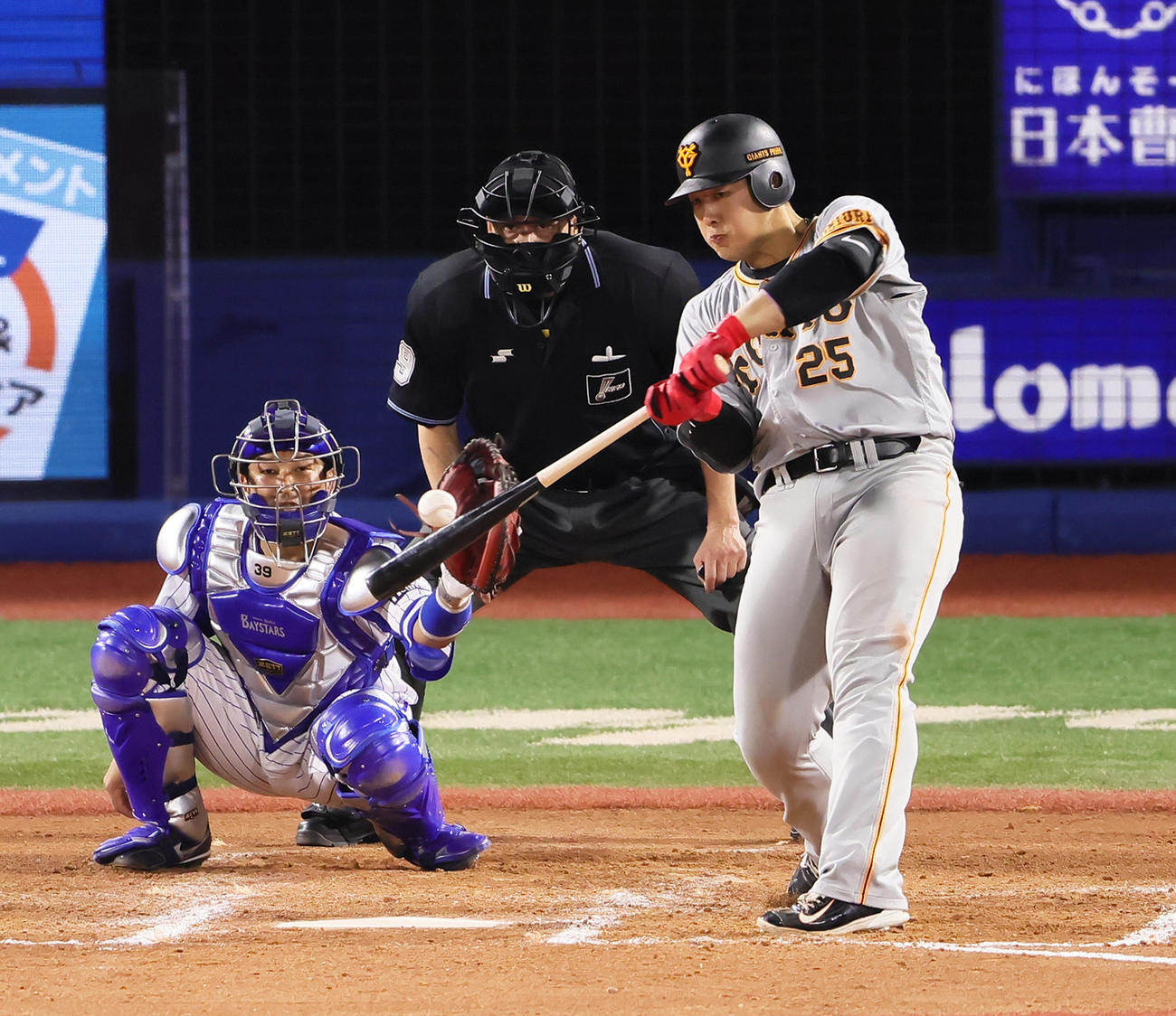 DeNA対巨人　9回表巨人2死一塁、左越え2点本塁打を放つ岡本和（2022年4月27日撮影）