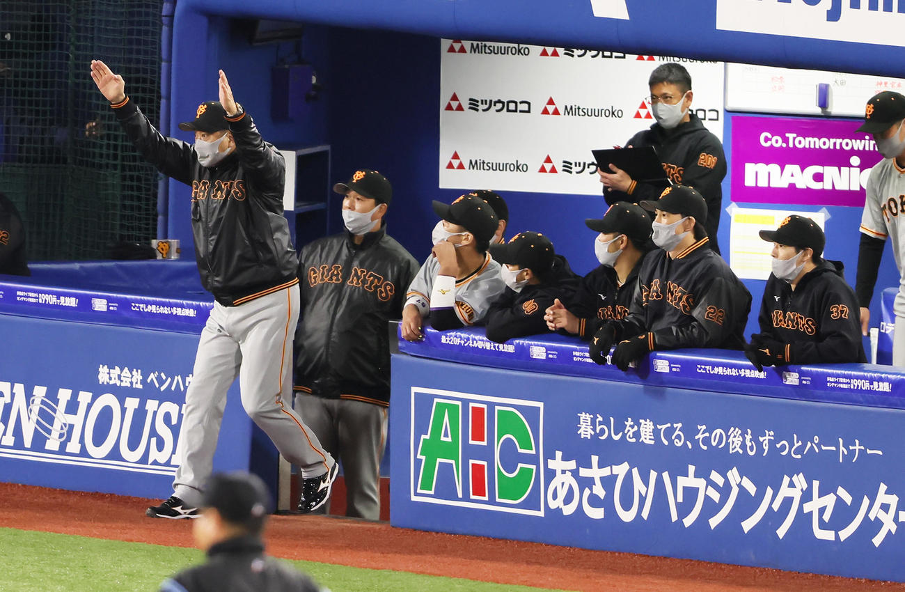 DeNA対巨人　5回表巨人無死、ポランコの一塁アウト判定にリプレー検証を求める原監督（左端）。判定は覆らず（撮影・足立雅史）