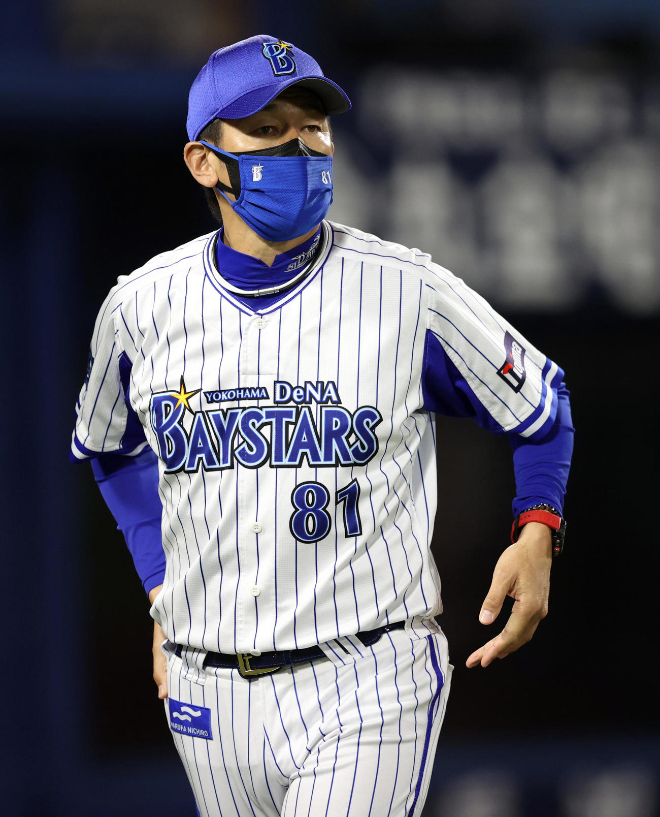 DeNA対巨人　7回裏を終え、選手の交代を告げる三浦監督（撮影・狩俣裕三）