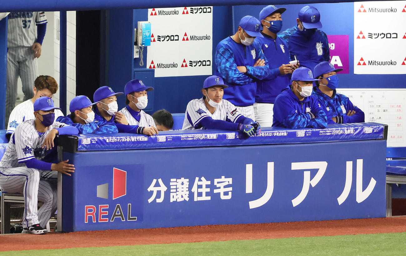 DeNA対巨人　巨人に大量リードを許し厳しい表情で試合を見つめるDeNA三浦監督（右端）ら（撮影・足立雅史）