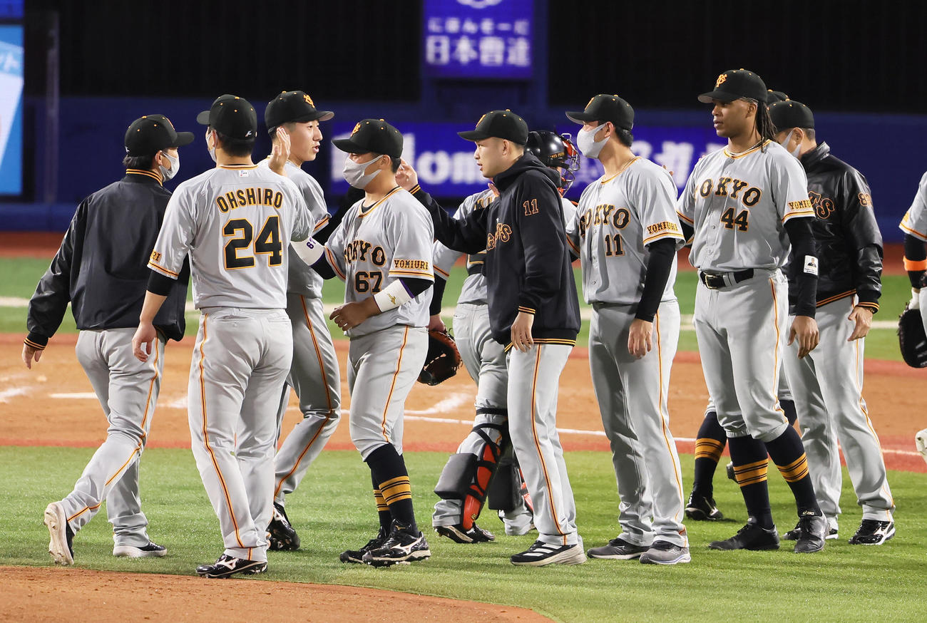 DeNA対巨人　プロ初勝利を挙げた巨人山崎伊（中央）はナインをタッチで迎える（撮影・足立雅史）
