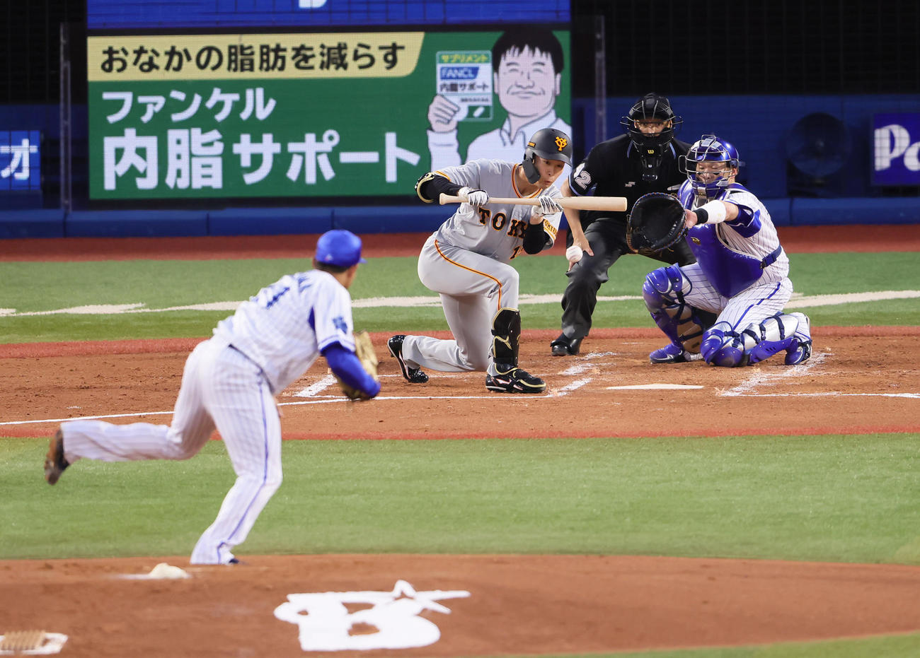 DeNA対巨人　2回表巨人無死一、二塁、送りバントを決める山崎伊。投手東（撮影・足立雅史）