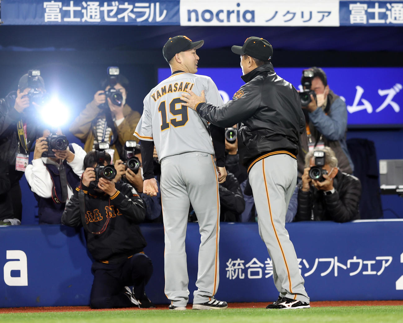 DeNA対巨人　プロ初勝利を挙げ、原監督（右）と記念撮影をする山崎伊（撮影・狩俣裕三）