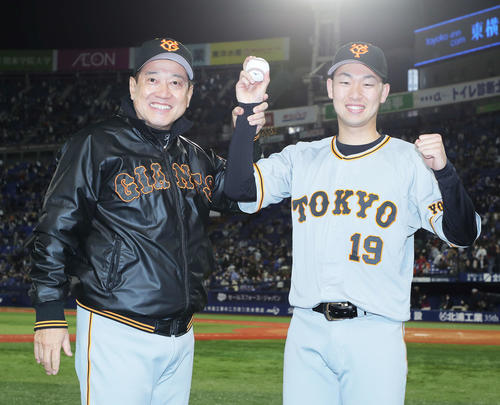 DeNA対巨人　プロ初勝利を納め、原辰徳監督（左）とウイニングボールを手に笑顔の巨人山崎伊（撮影・河田真司）