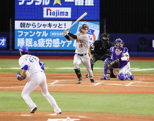 DeNA対巨人　6回表巨人2死三塁、山崎伊は右前適時打を放つ（撮影・足立雅史）