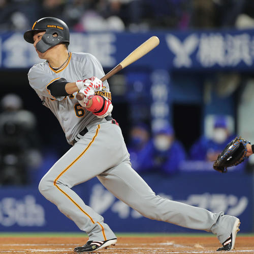 DeNA対巨人　6回表巨人2死一、三塁、左前適時打を放つ坂本（撮影・河田真司）