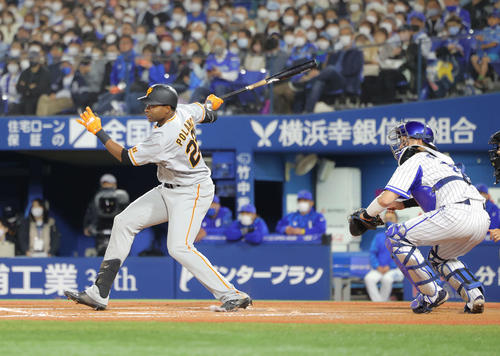 DeNA対巨人　6回表巨人2死一、二塁、左前適時打を放つポランコ（撮影・河田真司）