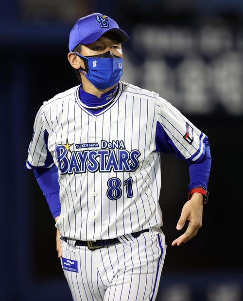 DeNA対巨人　7回裏を終え、選手の交代を告げる三浦監督（撮影・狩俣裕三）