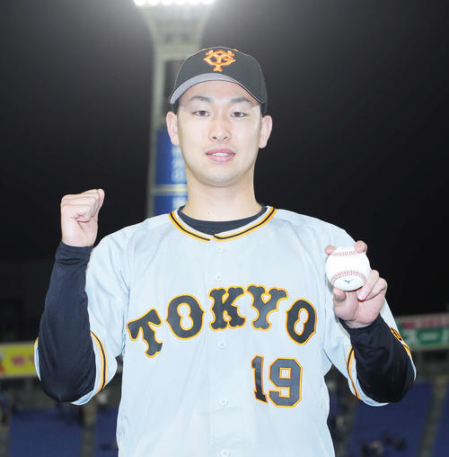 DeNA対巨人　プロ初勝利し、ウイニングボールを手に写真に納まる巨人山崎伊（撮影・河田真司）
