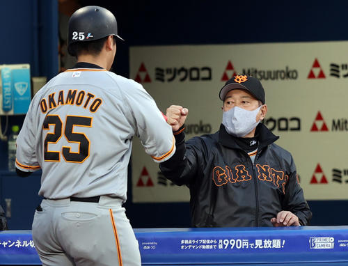 DeNA対巨人　1回表巨人2死一塁、先制2点本塁打を放った岡本和（手前）を迎える原監督（撮影・狩俣裕三）