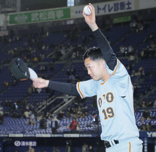 DeNA対巨人　プロ初勝利し、ウイニングボールを手にファンにあいさつする山崎伊（撮影・河田真司）
