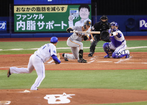 DeNA対巨人　2回表巨人無死一、二塁、送りバントを決める山崎伊。投手東（撮影・足立雅史）