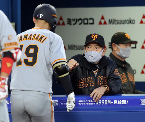DeNA対巨人　2回表巨人2死一、二塁、送りバントを決めた山崎伊（左）を迎える原監督（撮影・狩俣裕三）