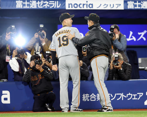 DeNA対巨人　プロ初勝利を挙げ、原監督（右）と記念撮影をする山崎伊（撮影・狩俣裕三）