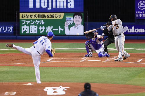 DeNA対巨人　2回表巨人無死一、三塁、岸田は右前適時打を放つ。投手東（撮影・足立雅史）