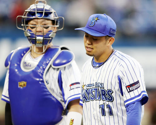 DeNA対巨人　1回表を終え、悔しい表情でベンチに引き揚げるDeNA先発の東（右）。左は戸柱（撮影・狩俣裕三）