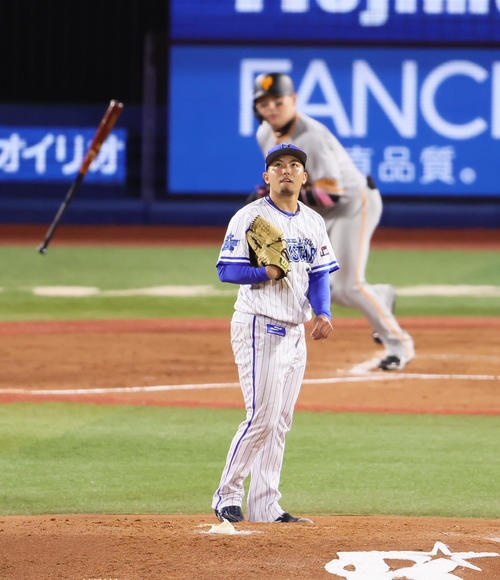 DeNA対巨人　4回表巨人無死、丸に中越え本塁打を許す東（撮影・足立雅史）