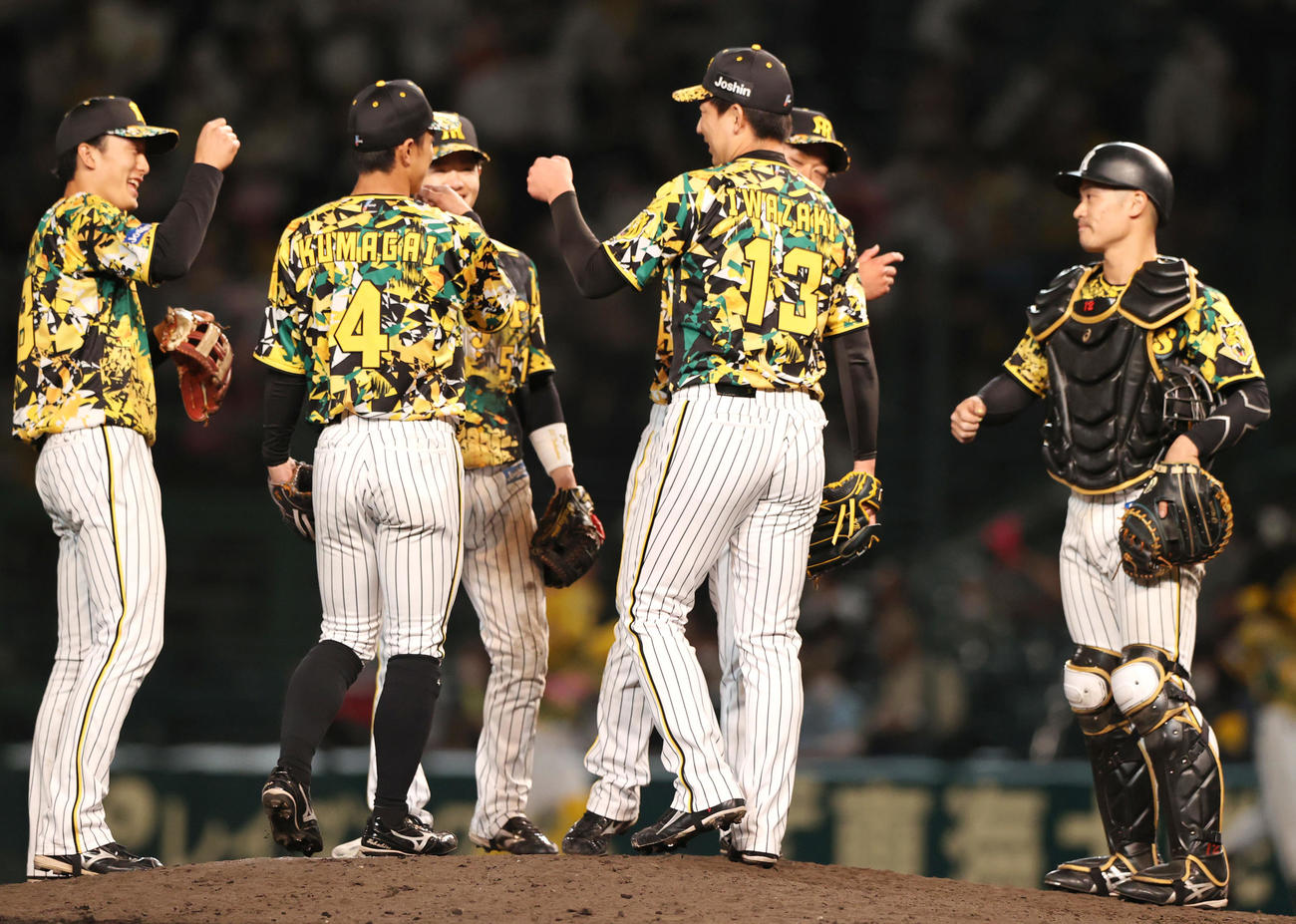 阪神対中日　試合を締めた岩崎（右から3人目）はマウンドでナインらとエアタッチを交わす（撮影・上山淳一）