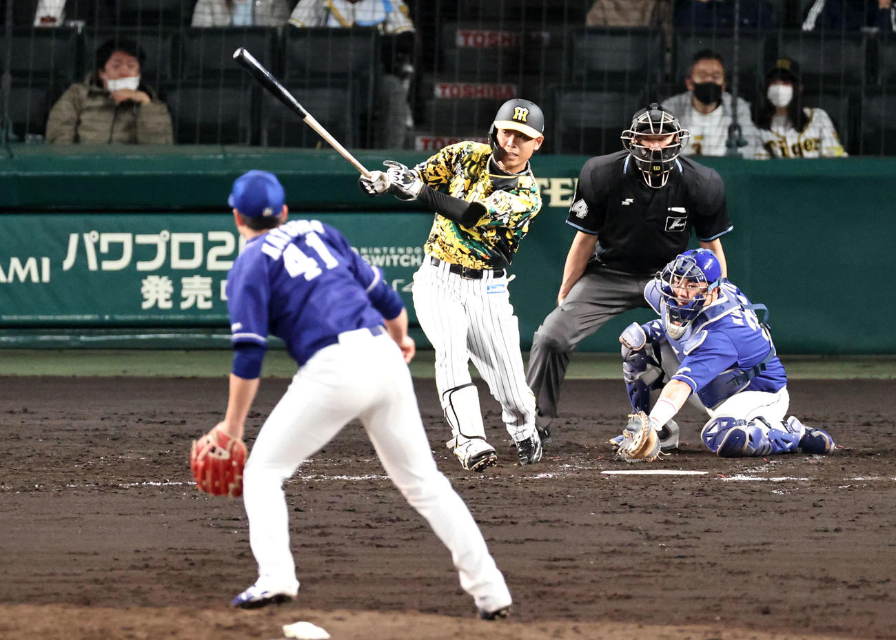 阪神対中日　4回裏阪神無死一、二塁、高山は一直に倒れる。投手勝野（撮影・加藤哉）