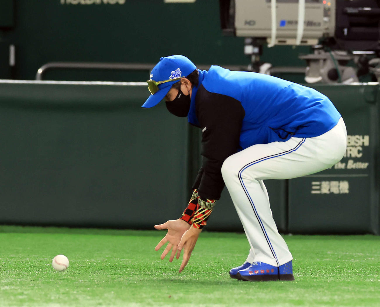 日本ハム対オリックス　3回裏日本ハム無死、梅林がプロ初安打となる左前打を放ち、そのボールを返球してもらい受け取る新庄監督（撮影・浅見桂子）