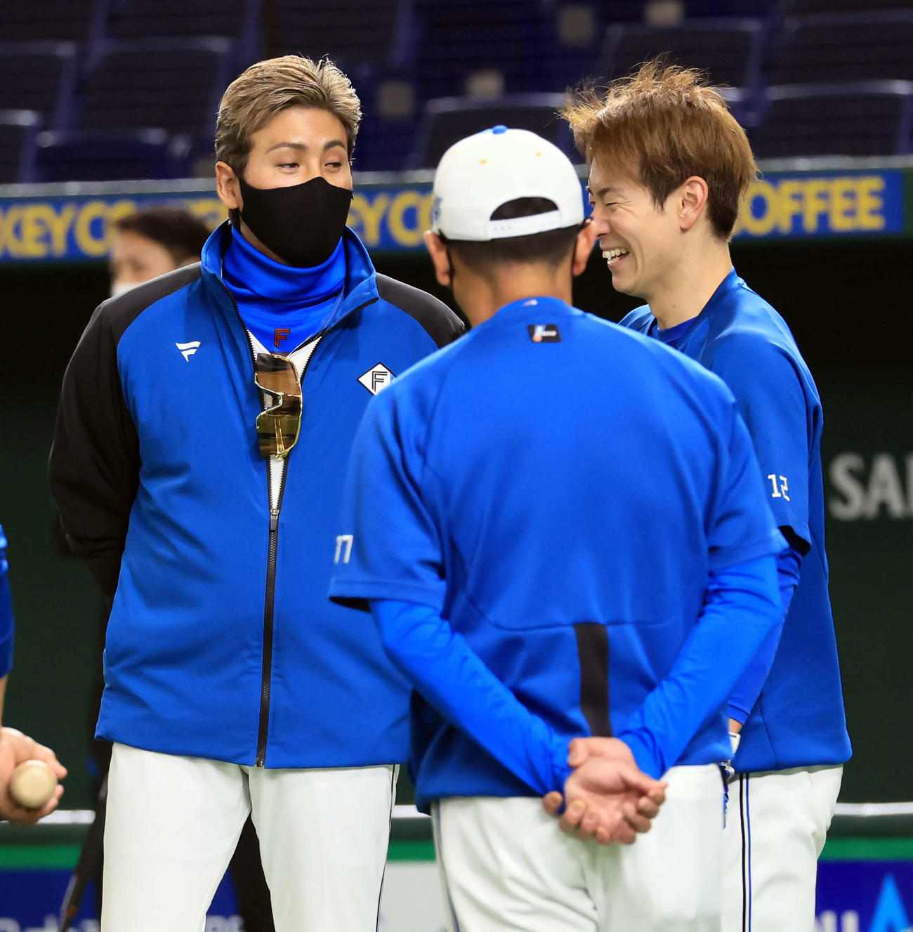 日本ハム対オリックス　試合前練習で談笑する、日本ハム新庄監督（左）と松本剛（撮影・浅見桂子）