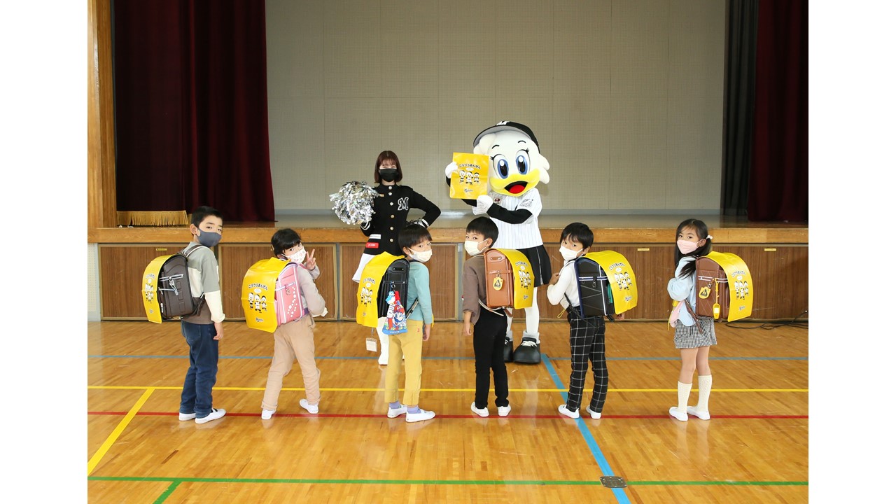 ロッテから千葉市内の小学校に通う1年生全員にプレゼントされた「マリーンズ・ランドセルカバー」（球団提供）