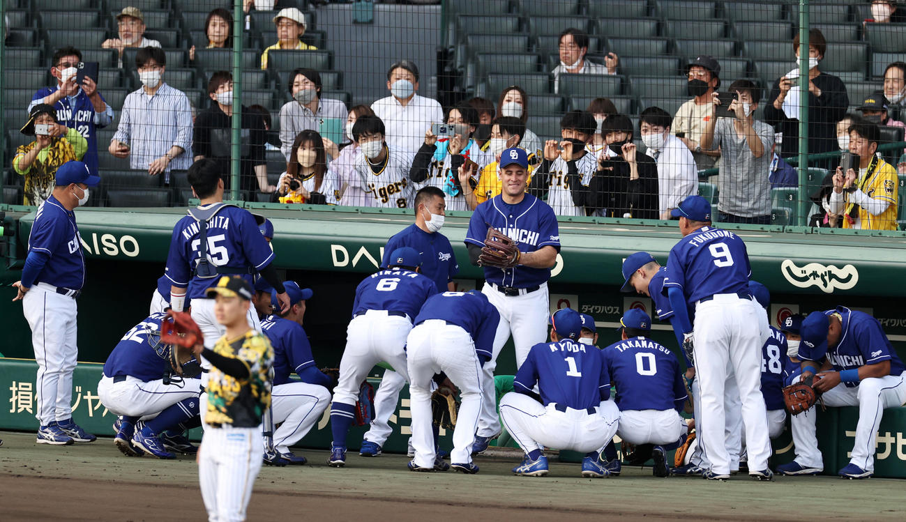 阪神対中日　試合前の円陣を組む中日ナイン（撮影・加藤哉）