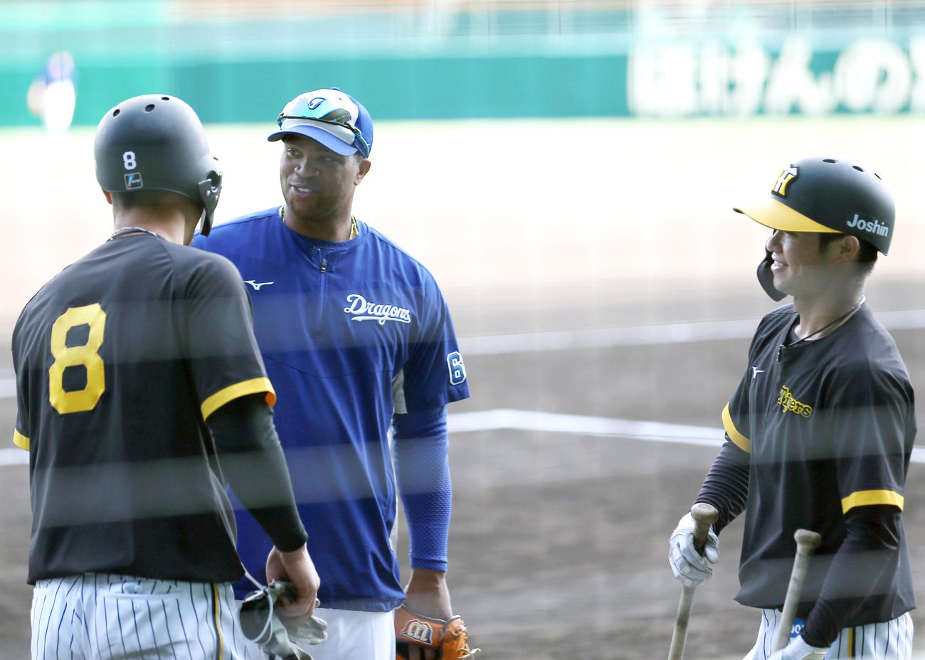 阪神対中日　試合前、中日ビシエド（中央）と話す阪神佐藤輝（左）と阪神中野（撮影・上山淳一）