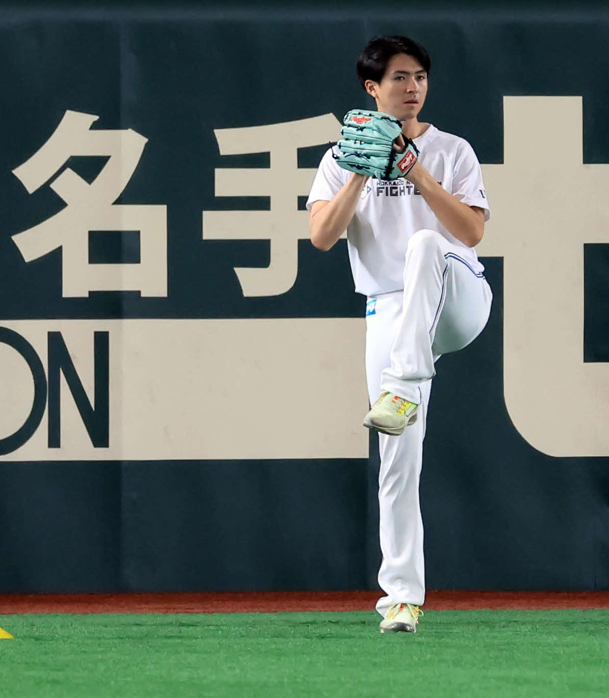 日本ハム対オリックス　試合前練習で「名手」の看板を背にキャッチボールする日本ハム上沢（撮影・浅見桂子）