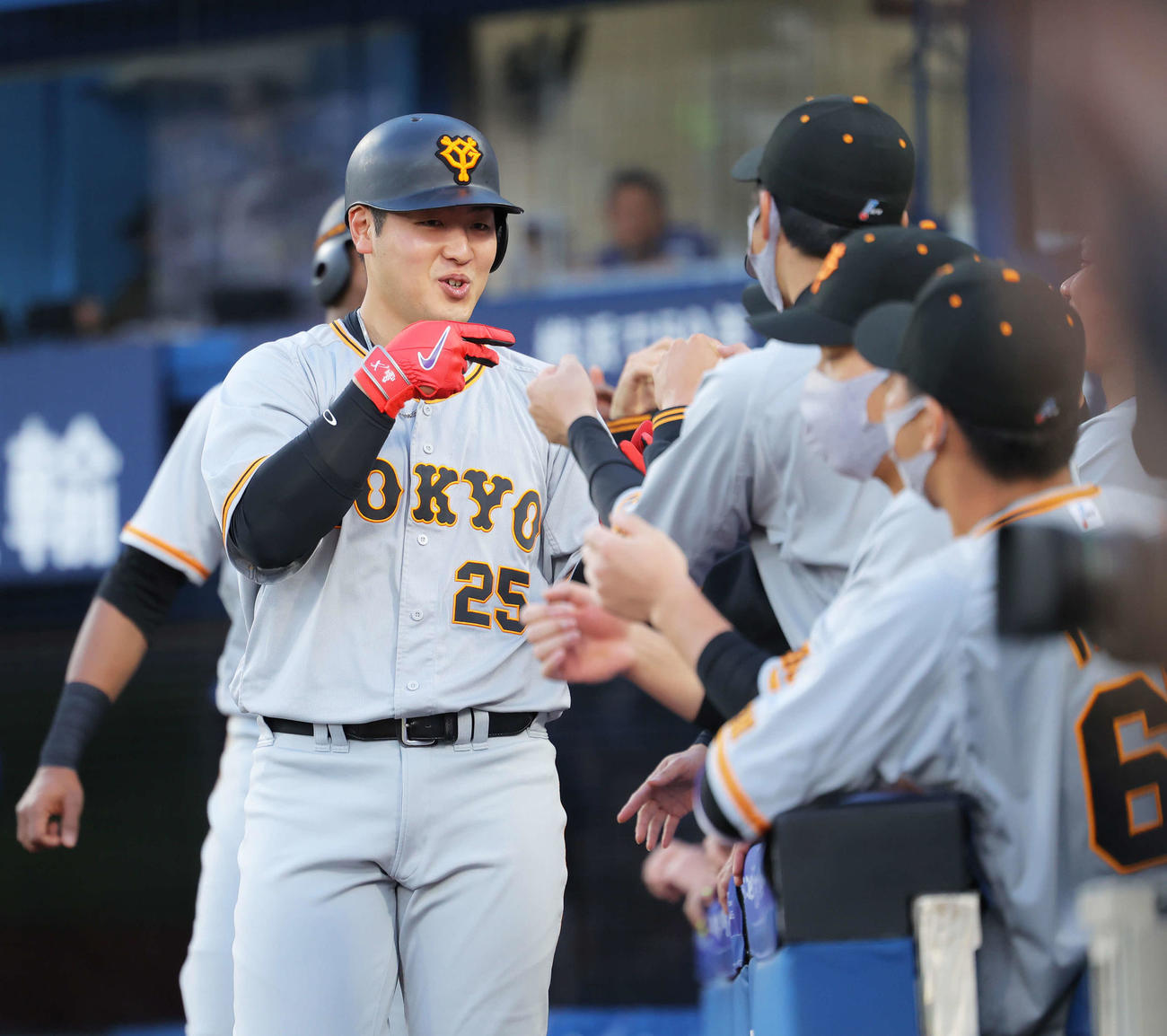 DeNA対巨人　1回表巨人2死一塁、左越え先制2点本塁打で生還し、ベンチナインに迎えられる岡本和（撮影・河田真司）