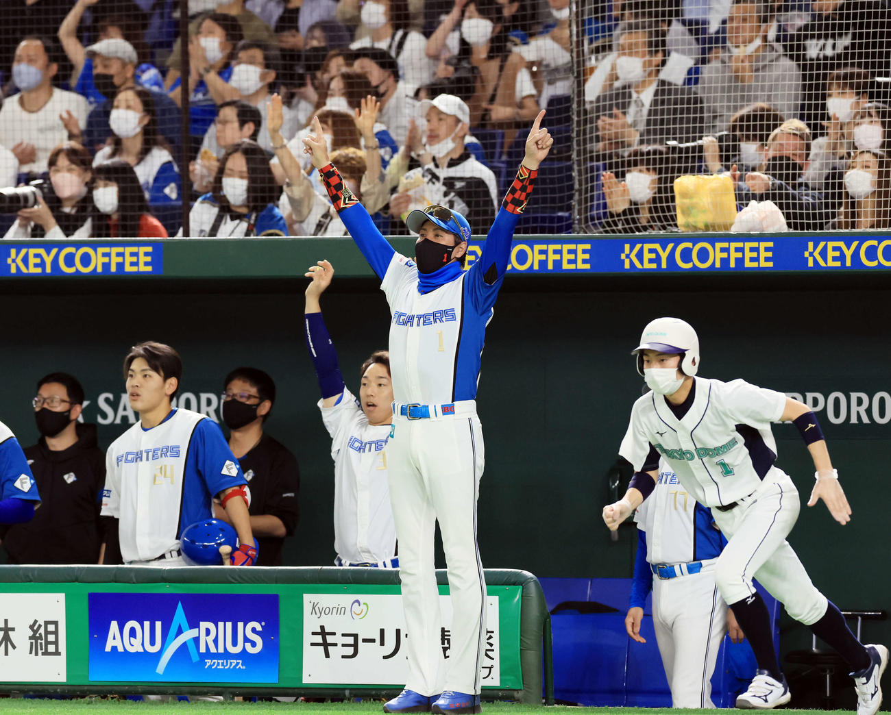 日本ハム対オリックス　1回裏日本ハム無死一塁、今川が先制2点本塁打を放ち、バンザイでベンチを飛び出す新庄監督（中央）（撮影・浅見桂子）