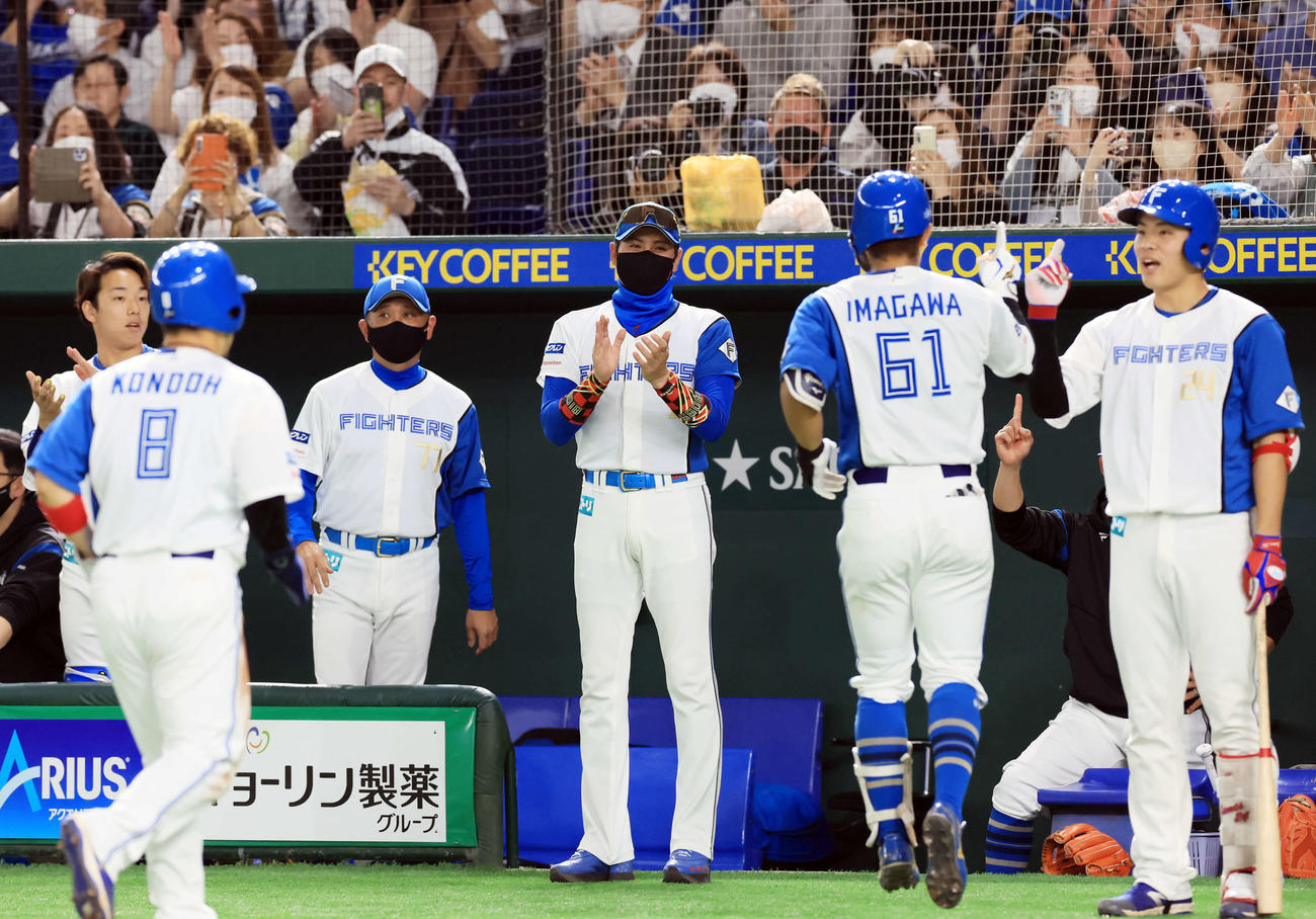 日本ハム対オリックス　1回裏日本ハム無死一塁、今川（右から2人目）が先制2点本塁打を放ち、拍手で迎える新庄監督（中央）（撮影・浅見桂子）