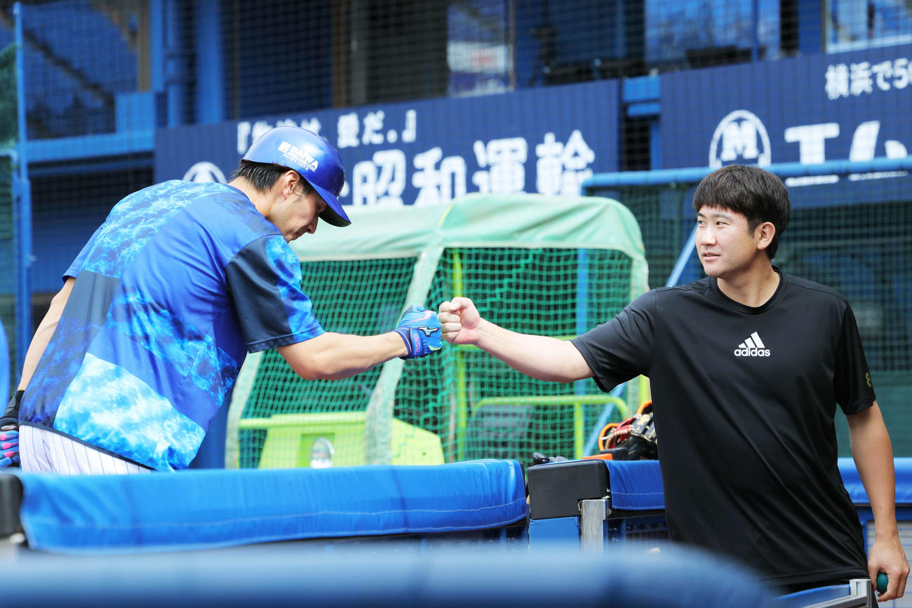 DeNA対巨人　試合前、グータッチを交わすDeNA大田（左）と巨人菅野（撮影・河田真司）