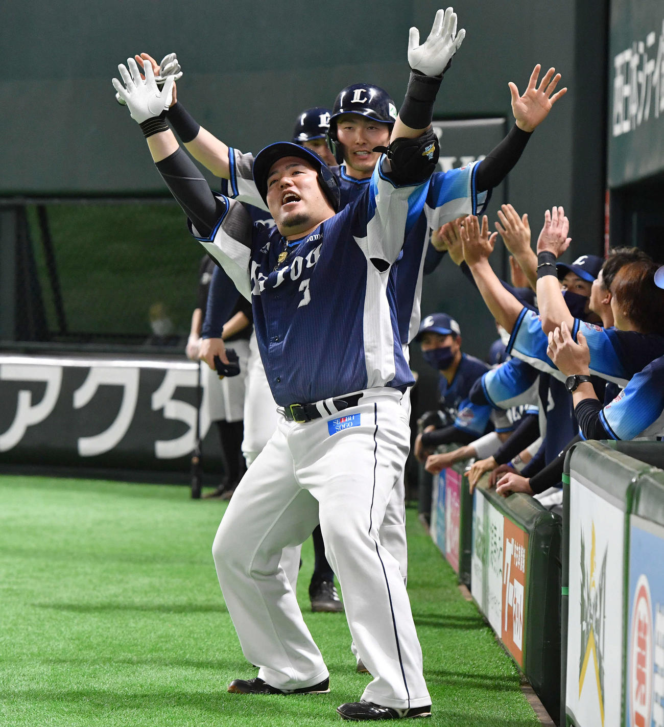 ソフトバンク対西武　1回表西武1死一、二塁、先制の右越え3点本塁打を放ち、どすこいポーズを決める山川（撮影・岩下翔太）