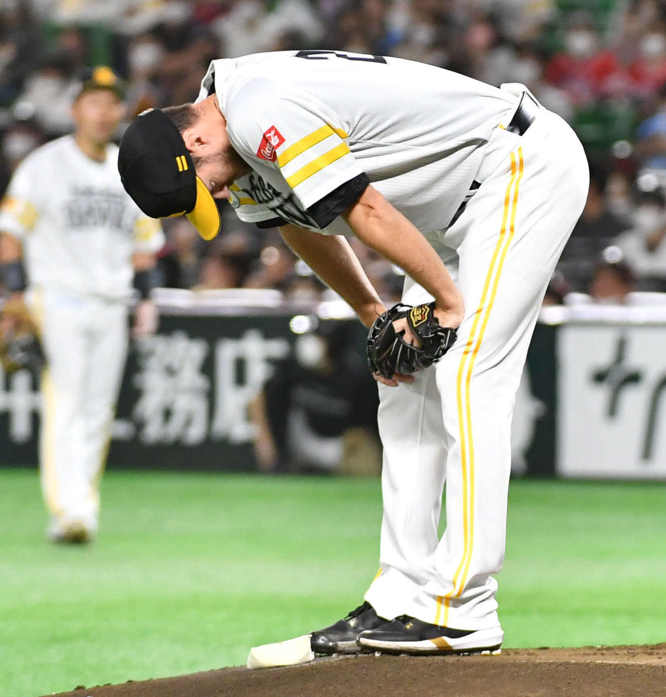 ソフトバンク対西武　1回表西武1死一、二塁、山川に先制の右越え3点本塁打を打たれ、マウンドで肩を落とすレイ（撮影・岩下翔太）