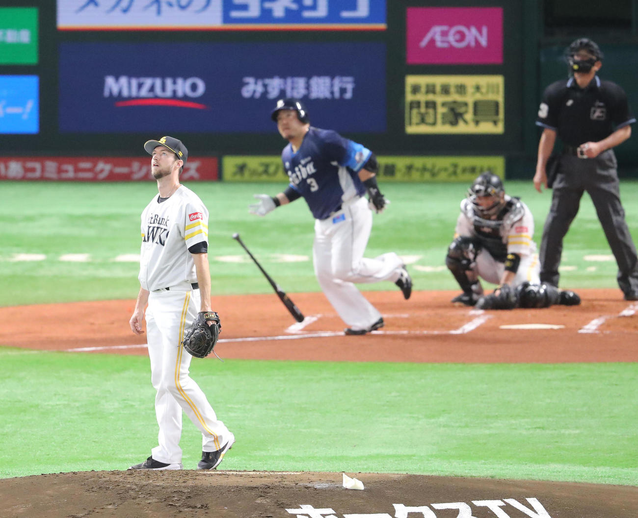 ソフトバンク対西武　1回表西武1死一、二塁、山川穂高に右越え先制となる3点本塁打を浴びたコリン・レイ（撮影・梅根麻紀）