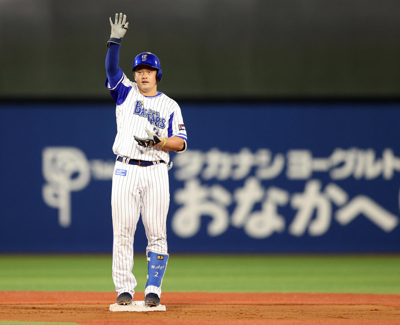 DeNA対巨人　2回裏DeNA無死、二塁打を放つ牧（撮影・狩俣裕三）