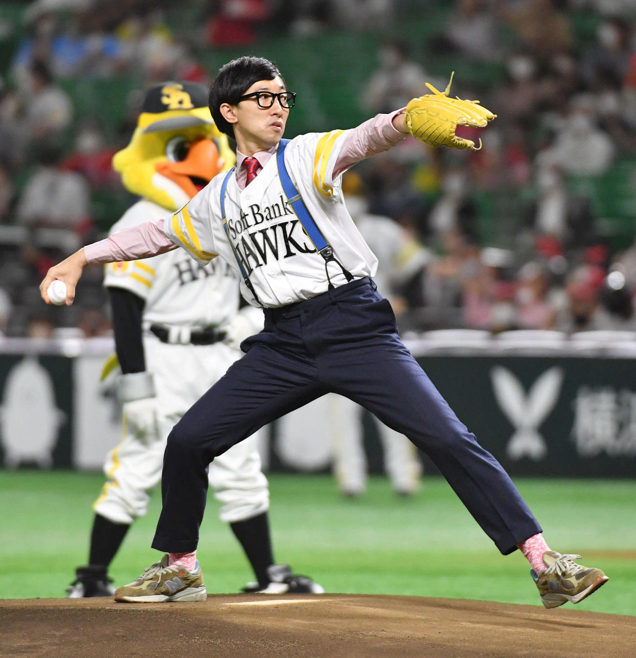 ソフトバンク対西武　始球式を務めた芸人「おいでやすこが」のこがけん（撮影・岩下翔太）