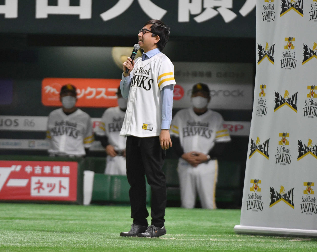 ソフトバンク対西武　始球式を務める相方のこがけんを応援する芸人「おいでやすこが」のおいでやす小田（撮影・岩下翔太）