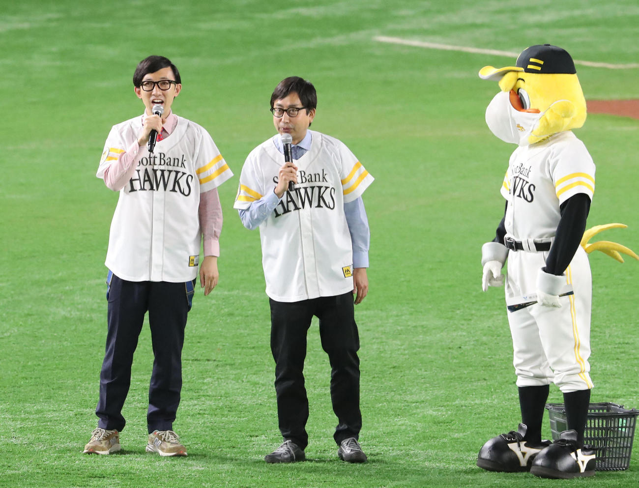 試合前、トークで球場をもりあげるおいでやすこのこがけん（左）とおいでやす小田（撮影・梅根麻紀）