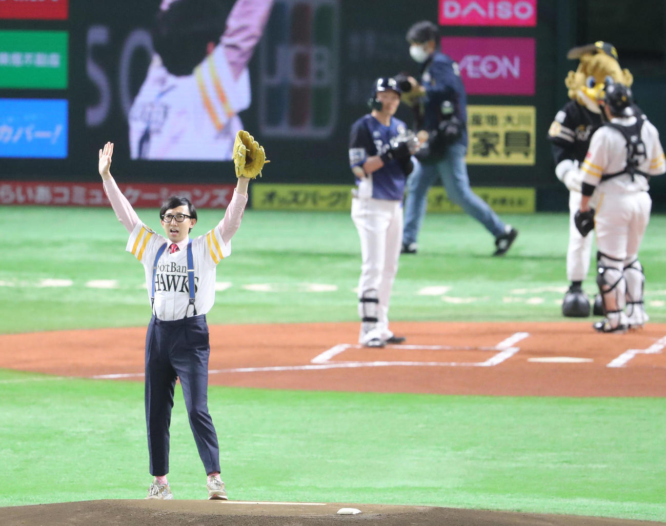 始球式で見事な投球を披露した、おいでやすこのこがけん。（撮影・梅根麻紀）