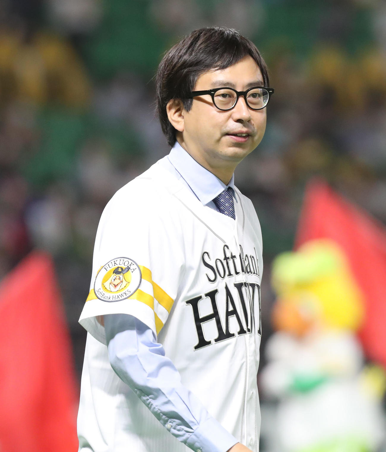 ソフトバンク対西武　始球式を盛り上げたおいでやすこがのおいでやす小田（撮影・屋方直哉）