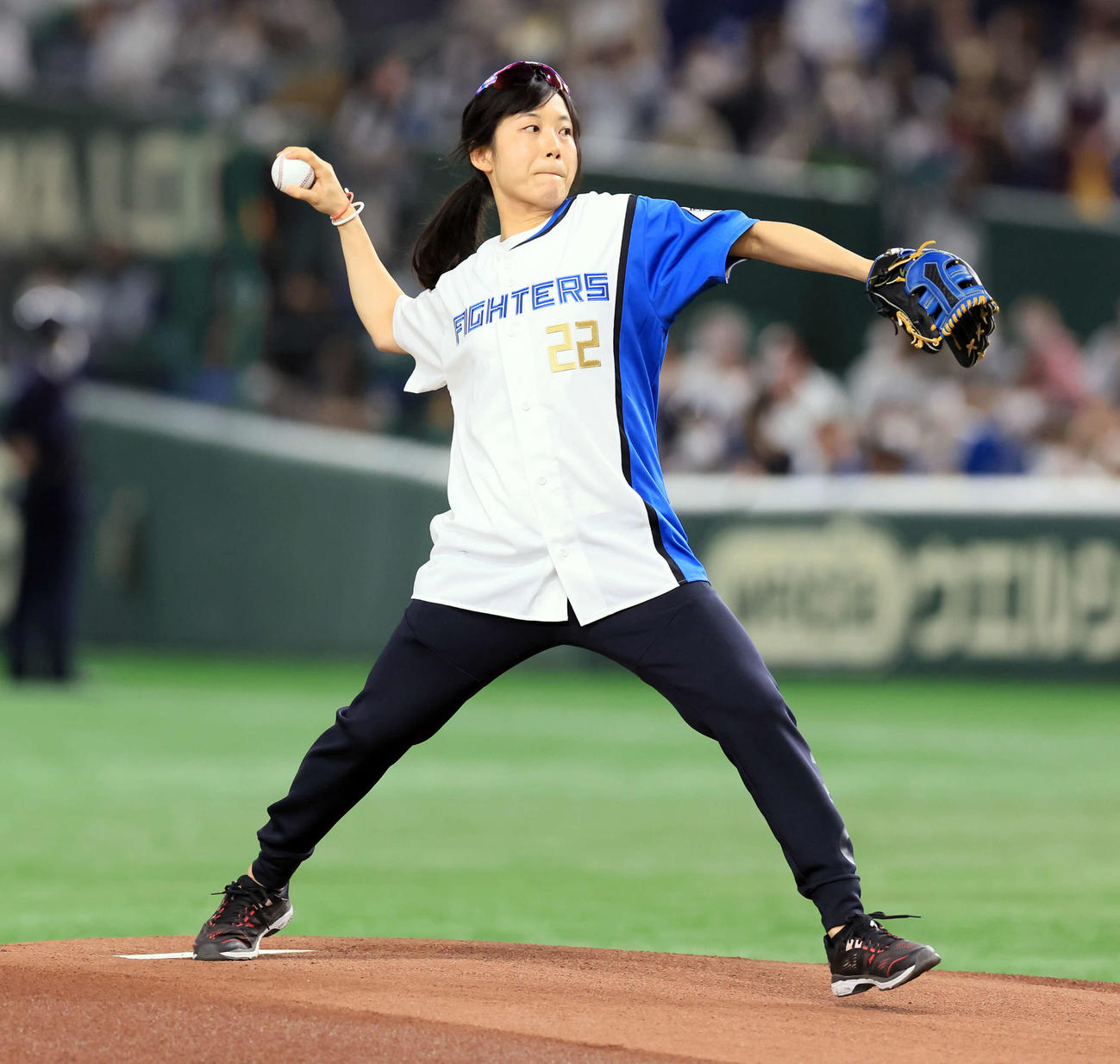 日本ハム対オリックス　始球式で投げる高木美帆（撮影・浅見桂子）