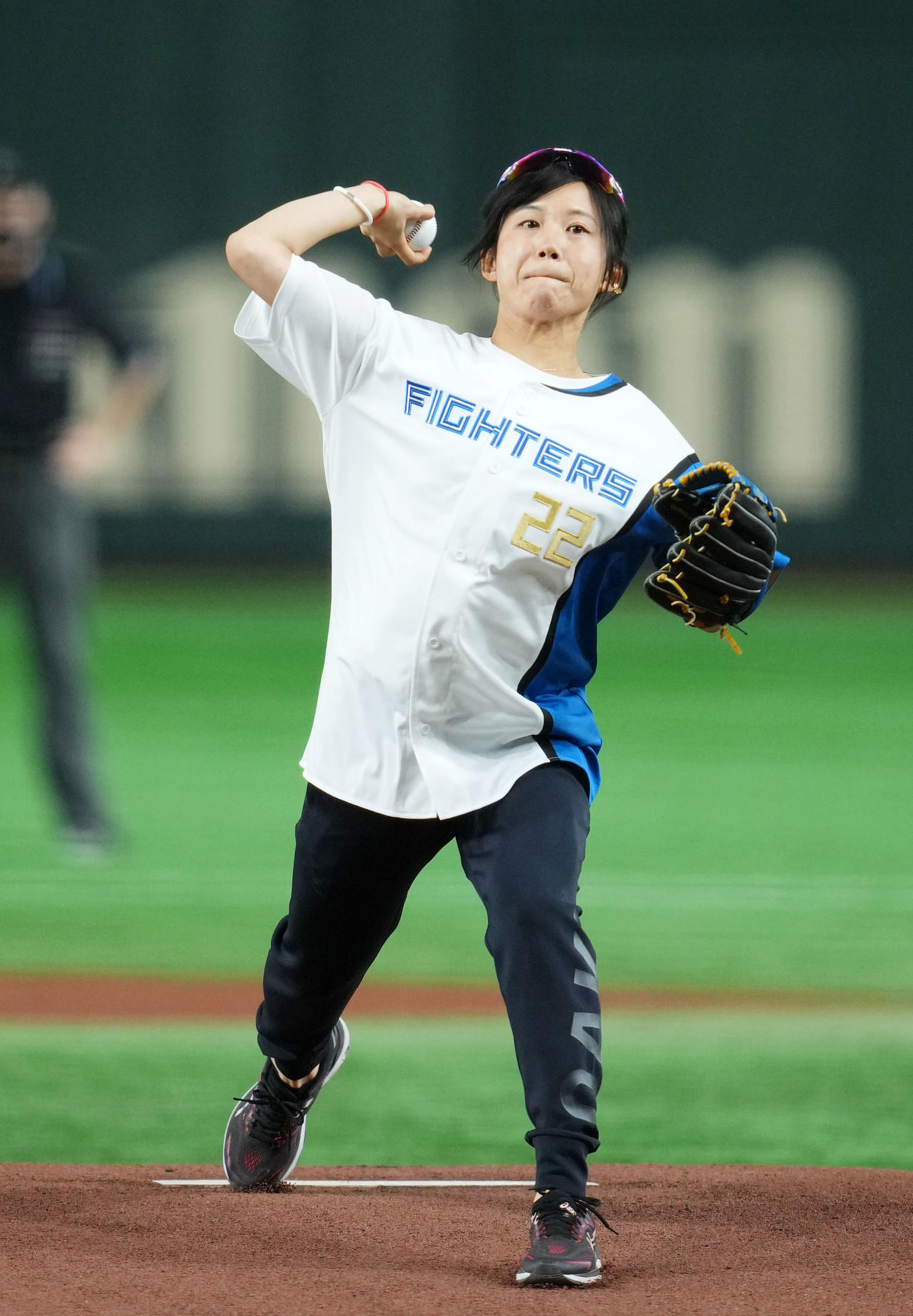 日本ハム対オリックス　始球式に登場したスピードスケートの高木（撮影・横山健太）